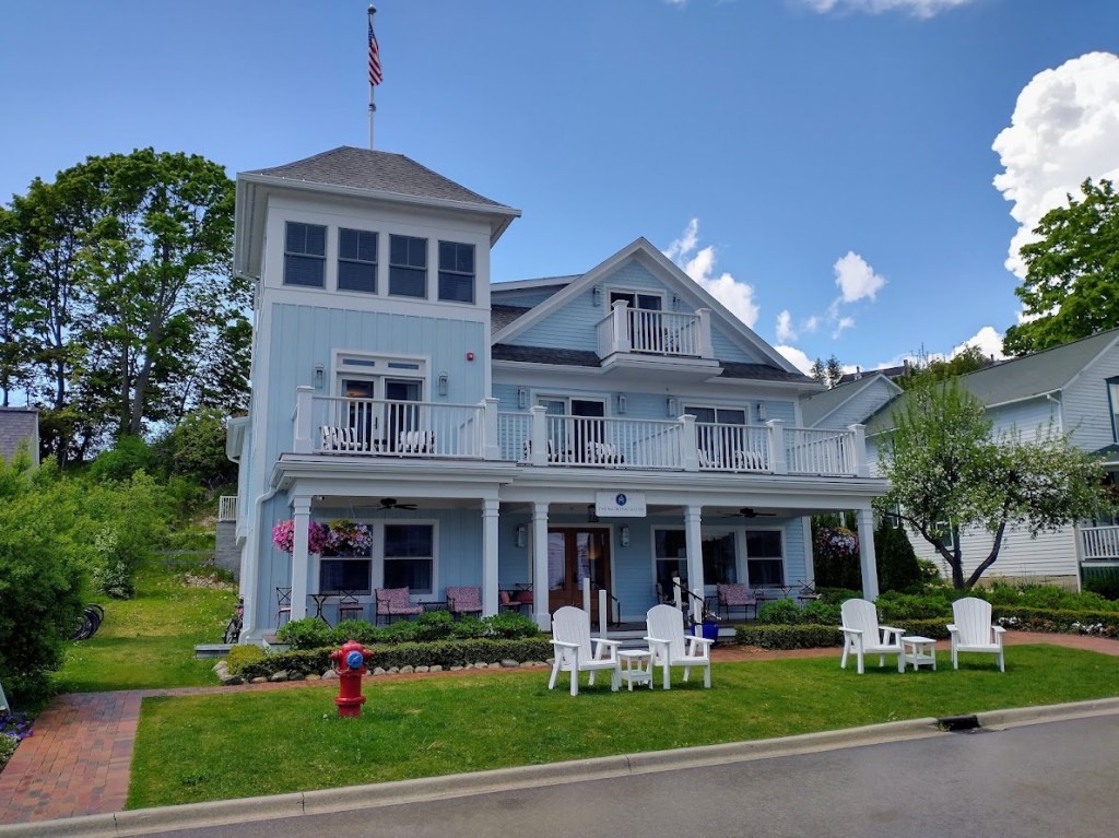 Image of Mackinac House, with link to hotel's website. 